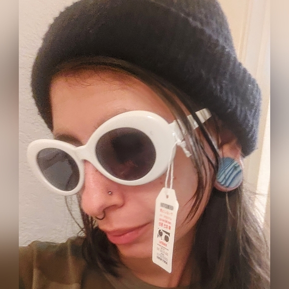 Petals and Peacocks 'Nevermind' sunglasses in white. NWT - Picture 4 of 7